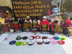 Bawa Piring Kosong, Massa PRT Demo Desak DPR Sahkan UU Pelindungan PRT