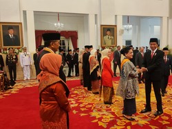 Momen Jokowi Sematkan Tanda Kehormatan ke Iriana hingga Wishnutama