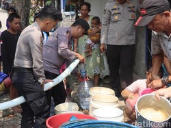 Ribuan Warga Sukabumi Kesulitan Air Bersih Dampak Kemarau