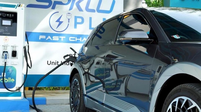 Tak hanya SPKLU, SPLU, dan SPBKLU, PLN juga menyediakan layanan home charging untuk mengisi daya kendaraan listrik dari rumah.