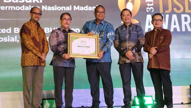 PNM meraih dua penghargaan The Most Committed BOD of BUMN on TJSL serta TJSL & CSR Award Pilar Sosial & Ekonomi Platinum dari BUMN Track.