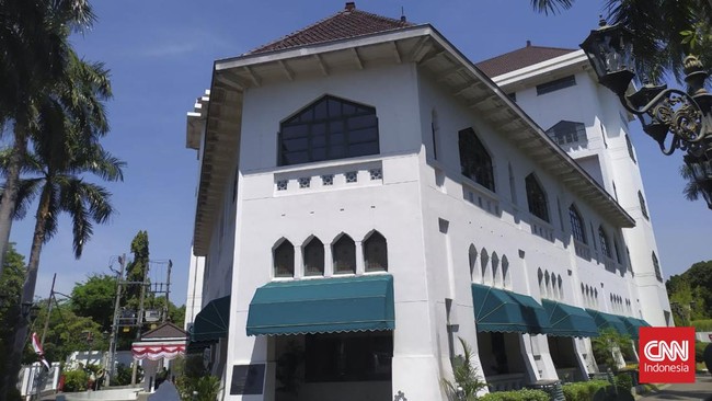 Penyidik Ditreskrimsus Polda Jatim menggeledah Gedung Graha Wismilak di Jalan Raya Darmo, Kota Surabaya, S enin (14/8).