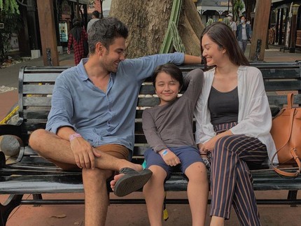 7 Potret Aktris Faradhilla Yoshi yang dekat dengan Putra Sambungnya