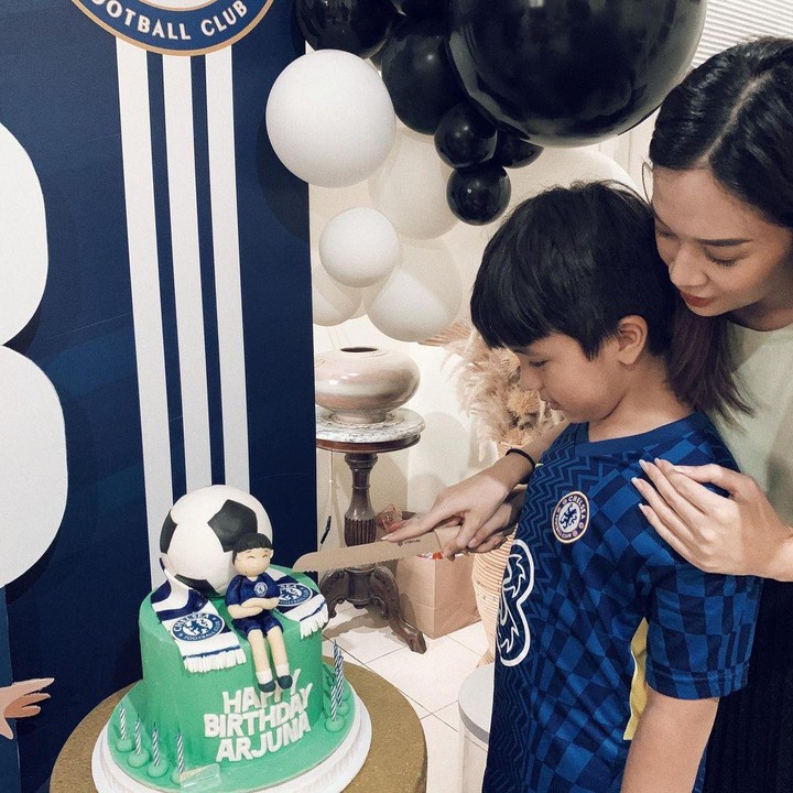 Kendati demikian, baik setelah anak kandungnya lahir maupun sebelum itu, Faradilla Yoshi dan putra sambungnya telah membentuk bonding yang cukup kuat bak ibu dan anak kandung. (Foto: Instagram: @faradillayoshi)