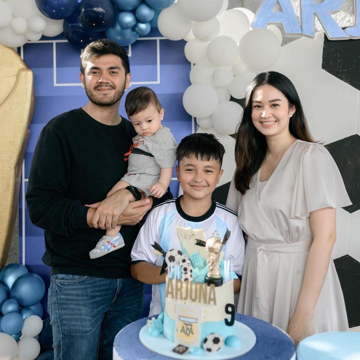 Faradilla juga selalu merayakan ulang tahun anak sambungnya, Bunda. "Arjuna's turning 9!" tulis Faradilla pada akun Instagram-nya. Arjuna pun mendapatkan banyak ucapan ulang tahun dari para netizen. (Foto: Instagram: @faradillayoshi)
