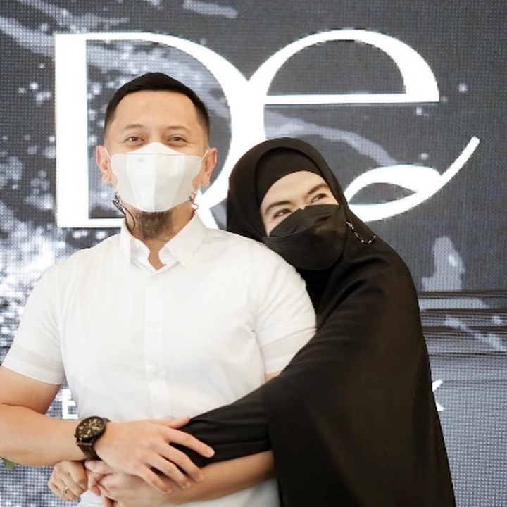 <p>"<em>MasyaAllah</em>, semoga langgeng hingga surga firdaus kelak. Amiin YRA," ungkap seorang netizen. "<em>MasyaAllah tabarakallahu</em>. <em>Barakallahu fiikum</em> teh Ia," ujar netizen lainnya. (Foto: Instagram: @yuliarachman_dearblack.id)</p>