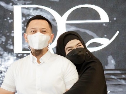 Lama Tak Terlihat, Ini 7 Potret Yulia Rachman Bersama Suami-Anak & Punya Bisnis Busana Muslim