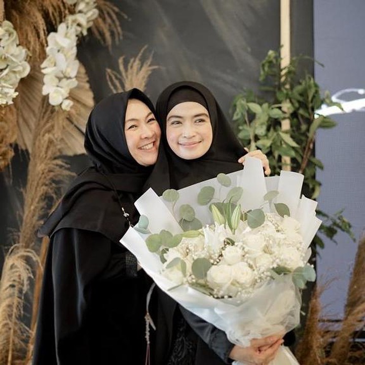 <p>Tak hanya itu, Yulia juga tengah fokus mengembangakan bisnis fashion busana Muslim, Bunda. Brand-nya pun diberi nama dearblack.id. (Foto: Instagram: @yuliarachman_dearblack.id)</p>