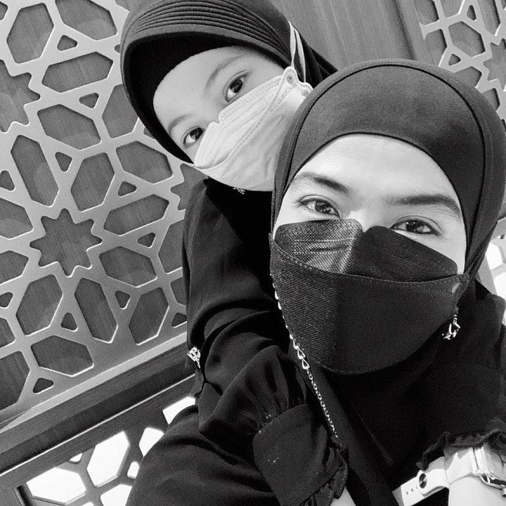 <p>Setelah menikah dengan Alzipco pada tahun 2015, Yulia Rachman turut dikaruniai seorang anak perempuan, Bunda. Mereka pun kini hidup bahagia bersama. (Foto: Instagram: @yuliarachman_dearblack.id)</p>