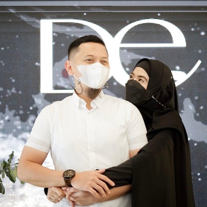 <p>Usai menikah dengan pria yang akrab disapa Zico, penampilan Yulia turut berubah. Ia tampil lebih tertutup. (Foto: Instagram: @yuliarachman_dearblack.id)</p>