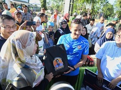 Sandiaga Beri Sembako Murah & Lapangan Kerja untuk Warga Probolinggo