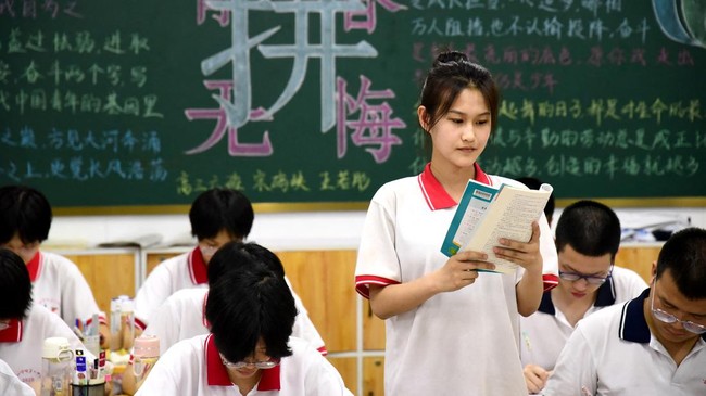Sekolah menengah pertama di wilayah selatan China dihujani kecaman usai menyalahkan siswi korban kekerasan seksual karena berdandan genit.