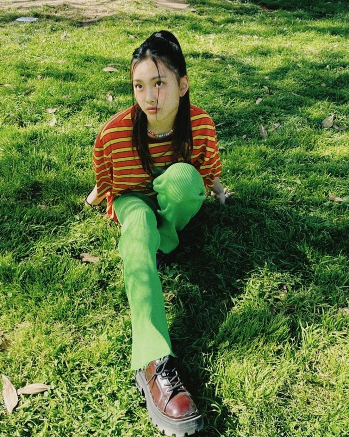 Serba Cerah dengan paduan shirt dan celana/foto instagram: hyeinnewjeans