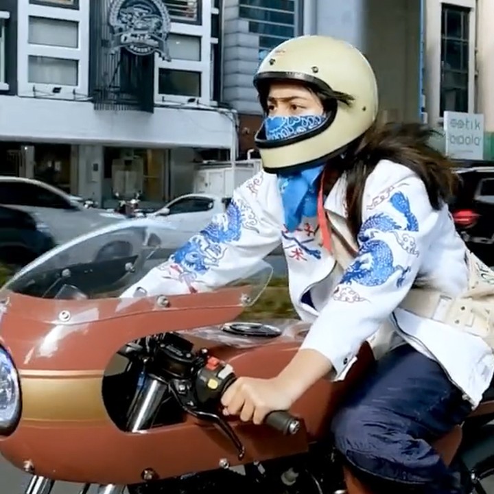 <p>Enggak cuma olahraga, dara berusia 23 tahun itu juga gemar menunggangi motor gede alias moge, Bunda. (Foto: TikTok @yucholoco)</p>