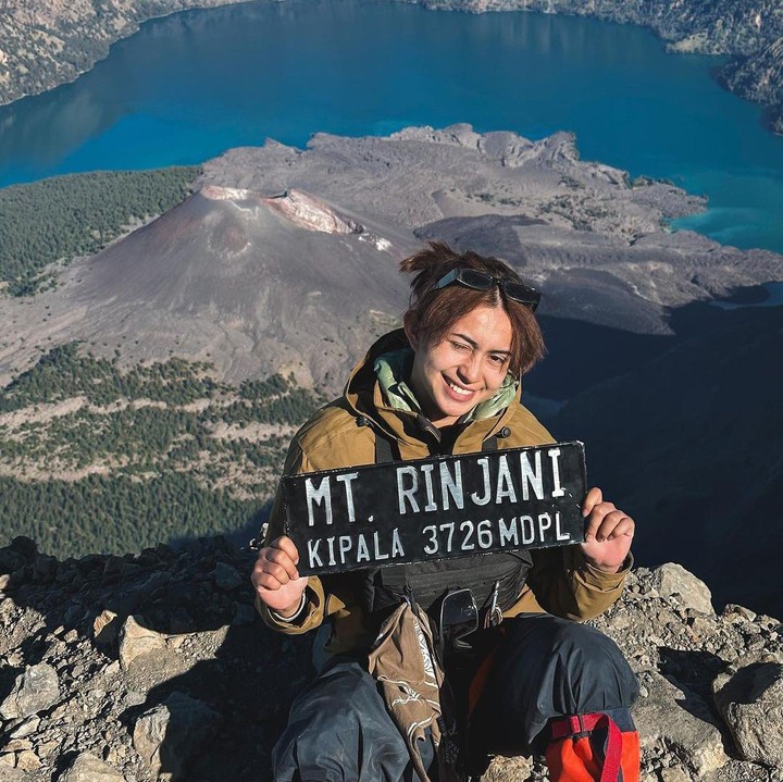 <p>Selain itu, Sintya Marisca juga sangat menyukai kegiatan di alam terbuka. Baru-baru ini, ia berhasil mendaki hingga ke puncak Gunung Rinjani. "Gak pernah sedikitpun terbesit untuk berada di tempat surganya para pendaki, Gunung Rinjani," ucap Sintya. (Foto: Instagram @sintyamarisca)</p>