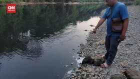 VIDEO: Tercemar Limbah, Air Sungai Cileungsi Menghitam