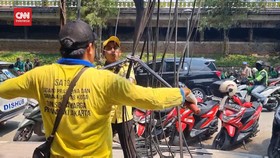VIDEO: Petugas Bina Marga Potong Kabel Semrawut di Jakarta