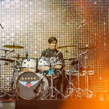 Tampil di Konser Dewa 19, Tyo Nugros Dipuji Drummer Terganteng se-Antariksa