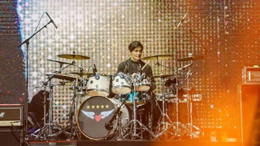 Tampil di Konser Dewa 19, Tyo Nugros Dipuji Drummer Terganteng se-Antariksa