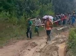 Janji Wabup Torut Jalan Warga Tandu Lansia 8 Km Prioritas Perbaikan di 2024