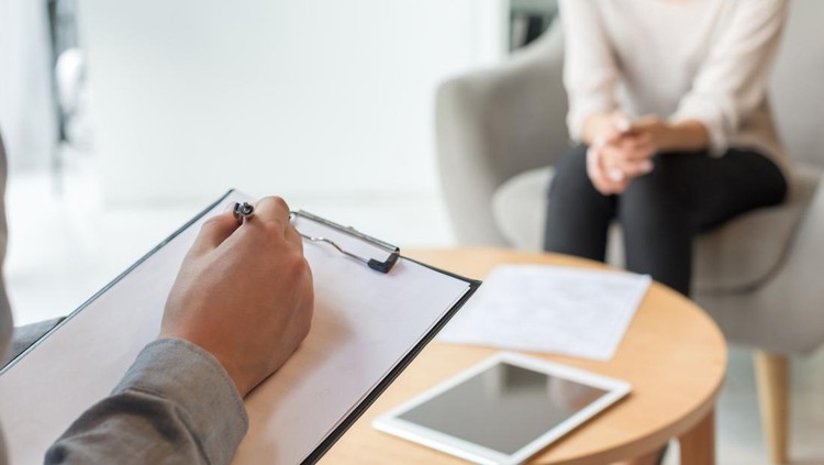 Psychologist understanding problems of a woman patient