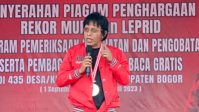 Politikus PDIP Adian Napitupulu berharap Presiden Jokowi memegang janjinya untuk bersama-bersama mendukung Ganjar Pranowo di Pilpres 2024.