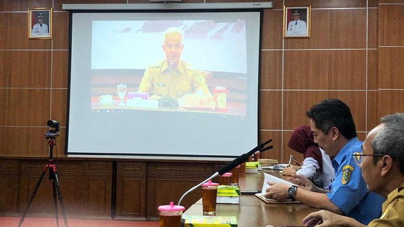 Ganjar Pranowo melakukan rapat koordinasi evaluasi pelaksanaan dan percepatan intervensi penanggulangan kemiskinan ekstrem (PKE) bersama 17 kabupaten dan kota