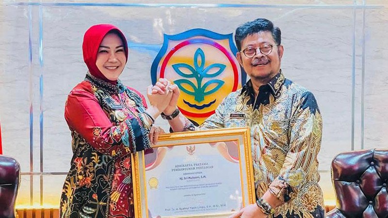 Bupati Klaten, Sri Mulyani, menjadi salah satu penerima penghargaan Adhikarya Pratama pembangunan pertanian yang diberikan oleh Wakil Presiden RI Ma'ruf Amin.