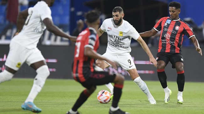 Al Ittihad meraih kemenangan telak 3-0 atas Al Raed pada pekan pertama Liga Arab Saudi di Stadion King Abdullah, Senin (14/8).