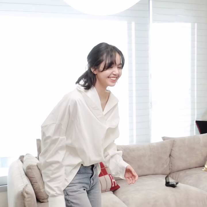 <p>Kehidupan personel BLACKPINK selalu bikin penasaran ya, Bunda? Salah satu membernya, Lisa menempati sebuah apartemen simpel bernuansa serba putih. (Foto: YouTube Lilifilm Official)</p>