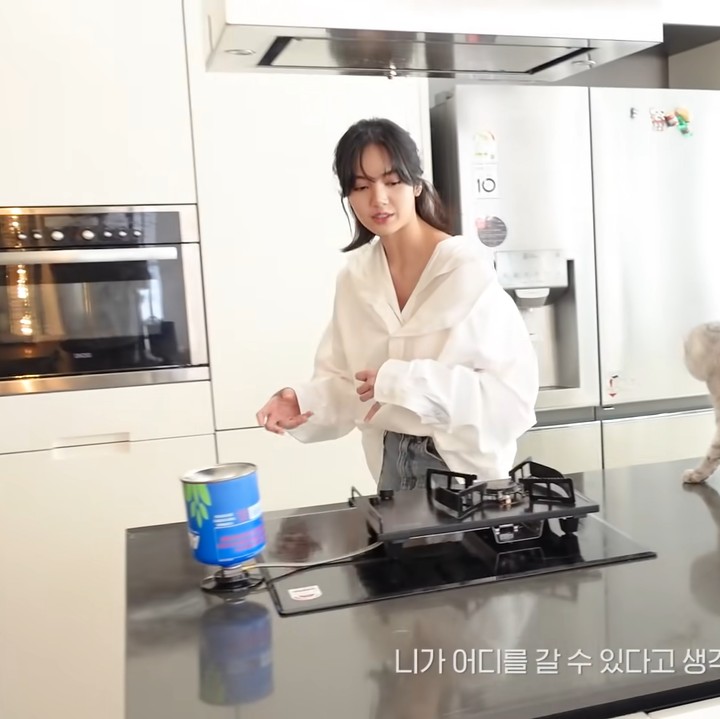 <p>Dapur Lisa juga menjadi area yang tak luput dari serbuan kucing-kucingnya. Area ini tampak sangat simpel, tetapi tetap mewah dengan perabotan lengkap ya, Bunda? (Foto: YouTube Lilifilm Official)</p>
