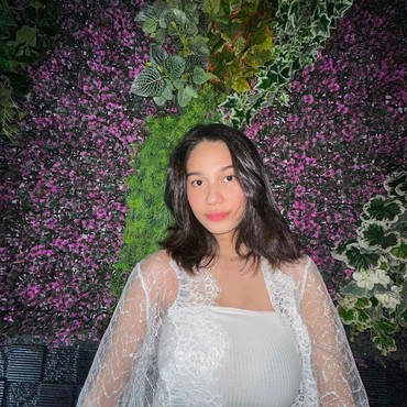 Genggaman Azizah Salsha ke Ibu Pratama Arhan di Stadion Jadi Sorotan