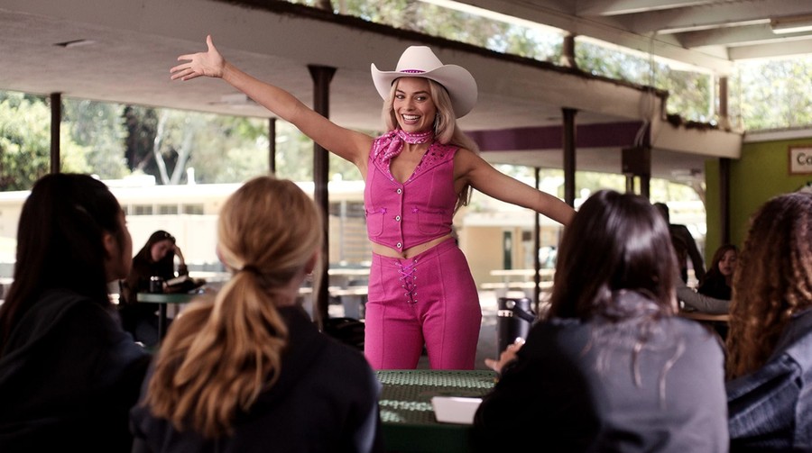 Barbie Cuplikan adegan Margot Robbie di Barbie (2023).
