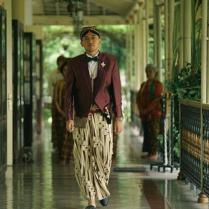 <p>Bhre Cakrahutomo Wira Sudjiwo lahir pada lahir 29 Maret 1997, Bunda. Putra bungsu dari Kangjeng Gusti Pangeran Adipati Arya Mangkunegara IX dan Gusti Kangjeng Putri Mangkunegara IX, diangkat menjadi Kanjeng Gusti Pangeran Adipati Arya (KGPAA) Mangkunegara X atau Raja di usia 24 tahun. (Foto: Instagram @bhresudjiwo)<br /><br /></p>