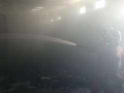 Kebakaran Gudang Restoran di Surabaya Barat gegara Korsleting Listrik