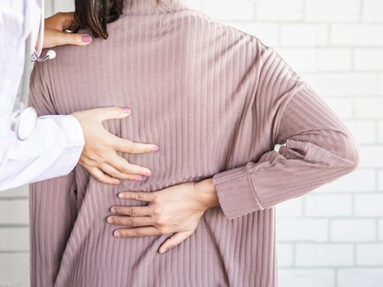 9 Penyebab Nyeri Punggung Tengah dan Cara Mengatasinya