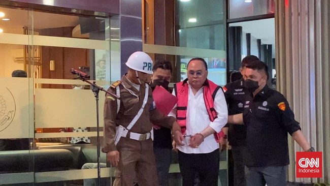 Anggota Komisi I DPR Ismail Thomas yang menjadi tersangka korupsi pemalsuan dokumen perusahaan tambang juga pernah menjadi Bupati Kutai Barat dua periode.