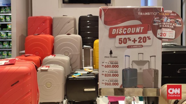 Beli koper baru di Transmart buat liburan akhir tahun ini, mumpung ada diskon dan harga spesial selama gelaran Full Day Sale.
