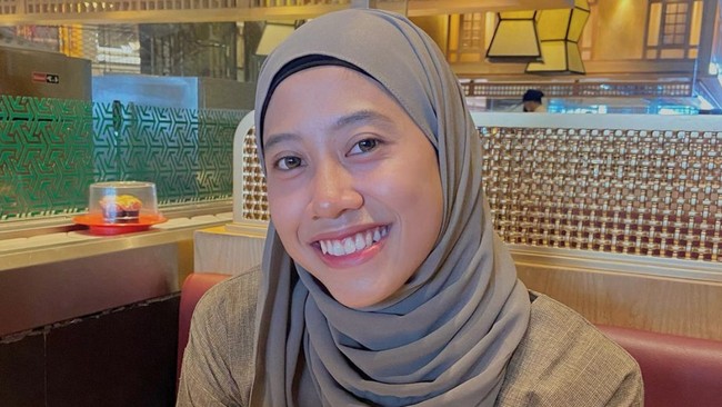 Pemain Timnas Voli Putri Indonesia Megawati Hangesti Pertiwi yang kini tengah naik daun di Liga Voli Korea Selatan ternyata penggila sepak bola.