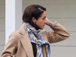 Meghan Markle Ketahuan Pakai Koyo Aneh di Pergelangan Tangan