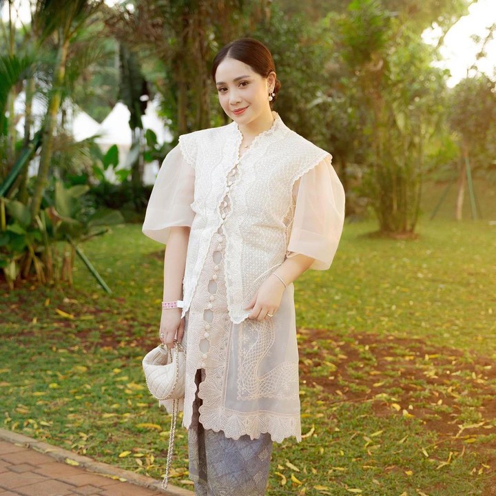 <p>Ada yang berbeda dari penampilan Nagita Slavina belakangan ini. Wanita yang akrab disapa Gigi ini makin terlihat cantik dan langsing, Bunda. (Foto: Instagram @raffinagita1717)</p>