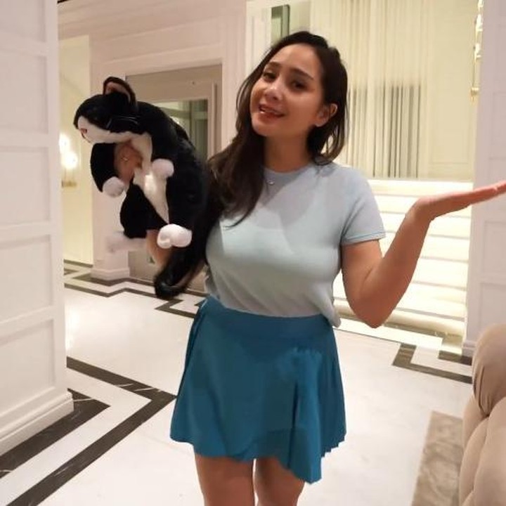 <p>Belum lama ini, Gigi mengunggah video singkat yang memperlihatkan penampilan barunya. Istri Raffi Ahmad ini tampaknya berhasil menurunkan badan setelah menjalani diet. (Foto: Instagram @raffinagita1717)</p>
