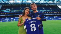 Gaun Bolong Olivia Rodrigo Disorot Saat Dinobatkan Jadi Fans Chelsea