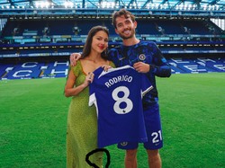 Gaun Bolong Olivia Rodrigo Disorot Saat Dinobatkan Jadi Fans Chelsea