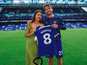 img-title Gaun Bolong Olivia Rodrigo Disorot Saat Dinobatkan Jadi Fans Chelsea