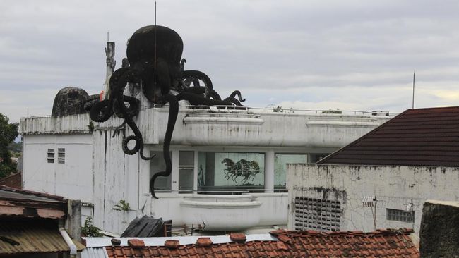 Media sosial akhir-akhir ini diramaikan dengan viralnya rumah gurita di Bandung dijual seharga Rp25 miliar. Seperti apa penampakan rumah gurita?
