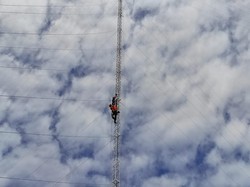 Dramatis Proses Evakuasi Pria Panjat Tower 65 Meter di Kupang