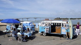 FOTO: Ratusan Penggemar VW Kombi Kumpul di Pantai Vendee