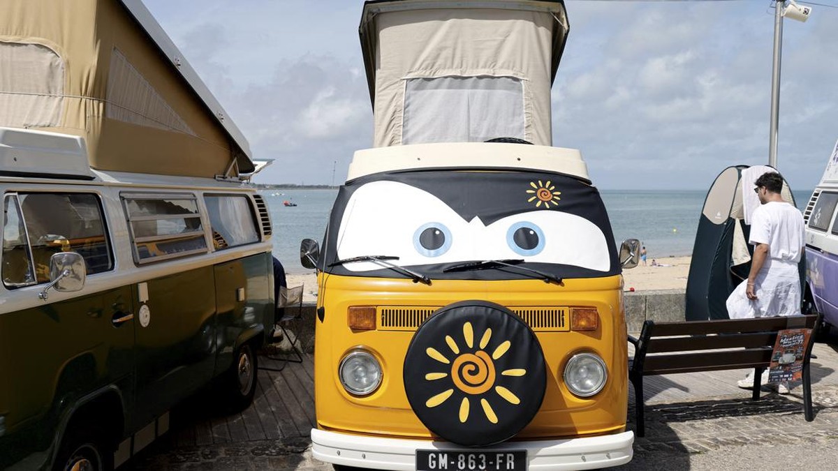 FOTO: Ratusan Penggemar VW Kombi Kumpul di Pantai Vendee