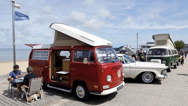 FOTO: Ratusan Penggemar VW Kombi Kumpul di Pantai Vendee
